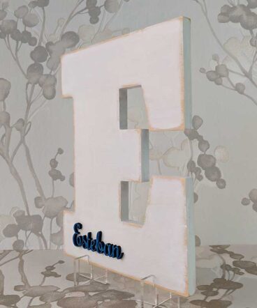 Letra E personalizada con el nombre de esteban color azul y en relieve