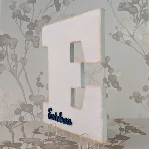 Letra E personalizada con el nombre de esteban color azul y en relieve