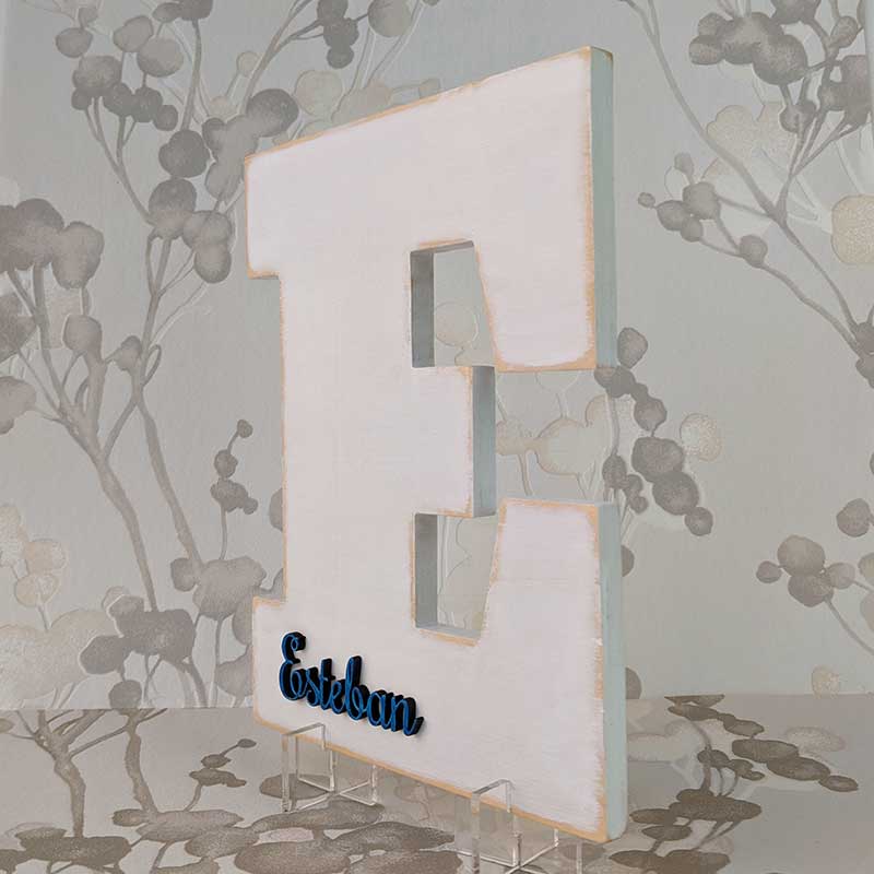 Letra E personalizada con el nombre de esteban color azul y en relieve