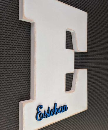 Letra E personalizada con el nombre de esteban color azul y en relieve