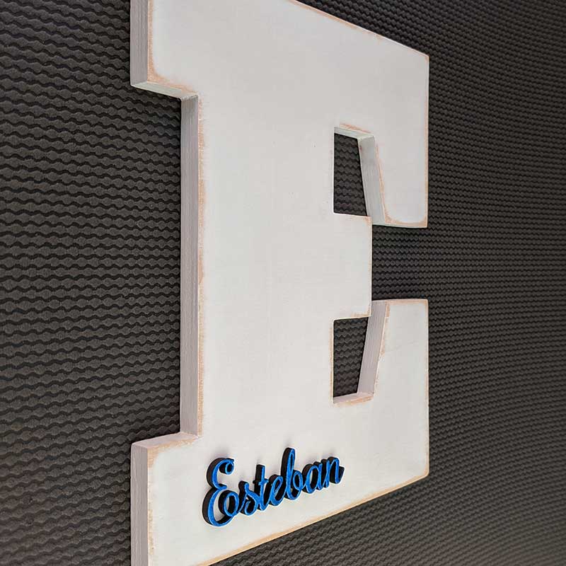 Letra E personalizada con el nombre de esteban color azul y en relieve