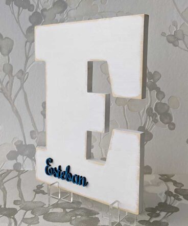 letra E blanca personalizada con el nombre de Esteban en relieve y color azul