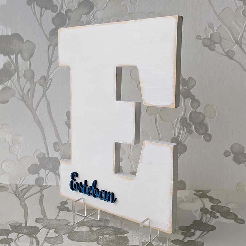 letra E blanca personalizada con el nombre de Esteban en relieve y color azul