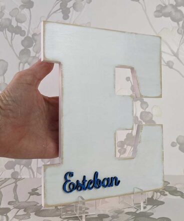 Letra E blanca personalizada con el nombre de esteban en relieve color azul