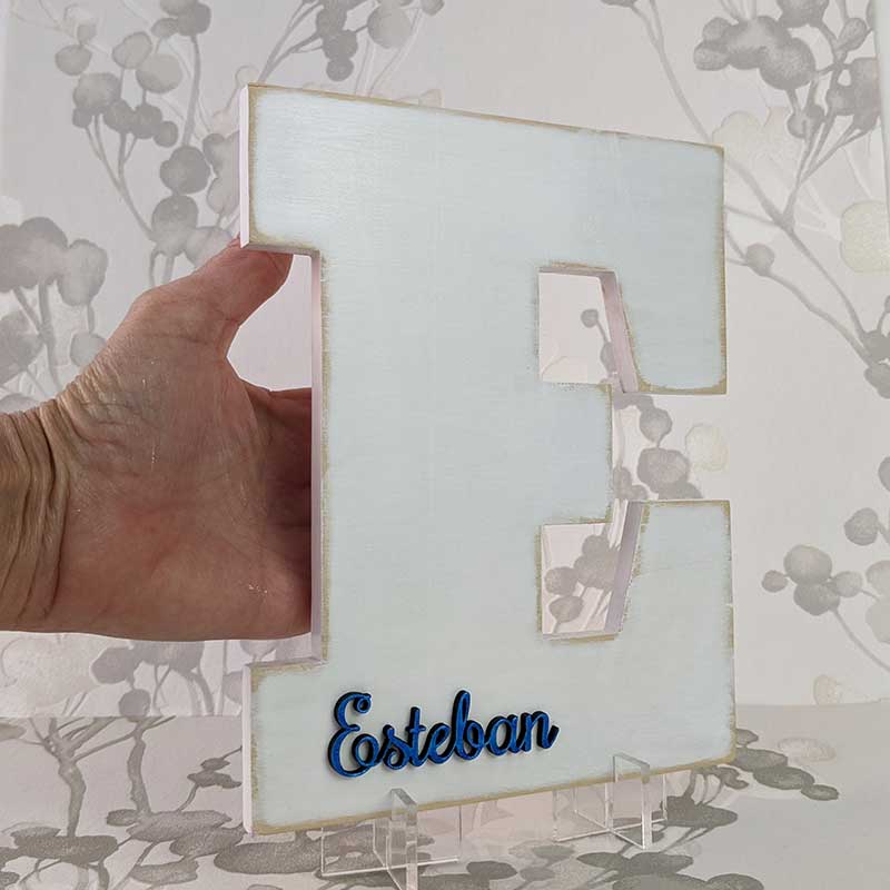 Letra E blanca personalizada con el nombre de esteban en relieve color azul