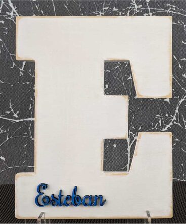 Letra E blanca personalizada con el nombre de esteban color azul en relieve