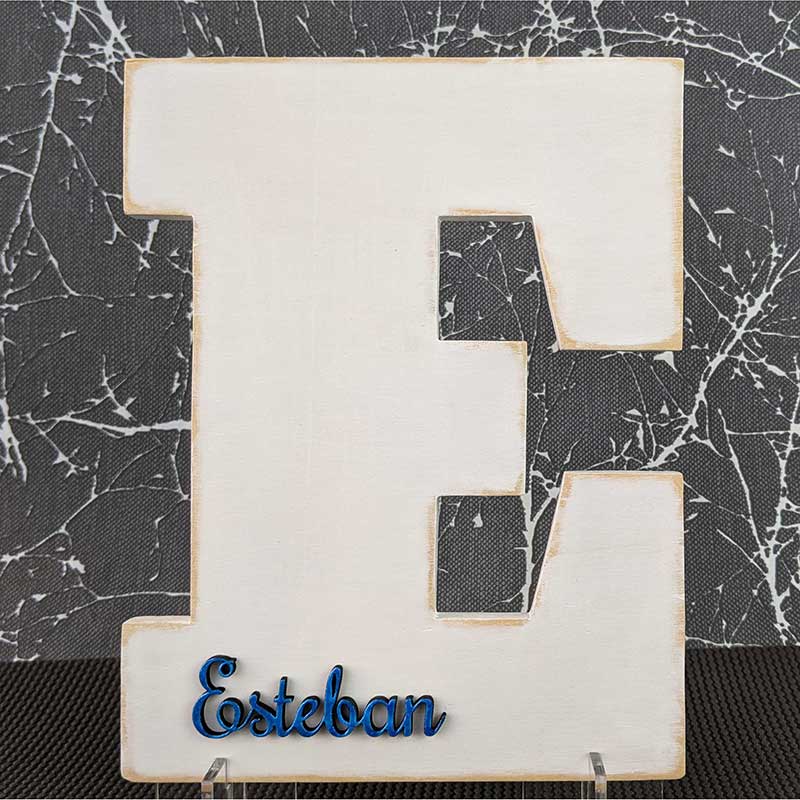 Letra E blanca personalizada con el nombre de esteban color azul en relieve