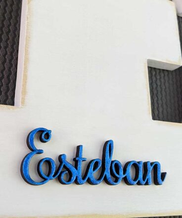detalle de Letra E blanca personalizada con el nombre de esteban color azul en relieve