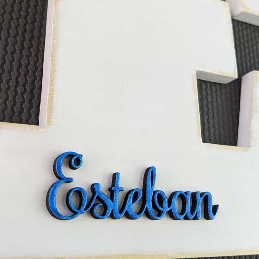 detalle de Letra E blanca personalizada con el nombre de esteban color azul en relieve