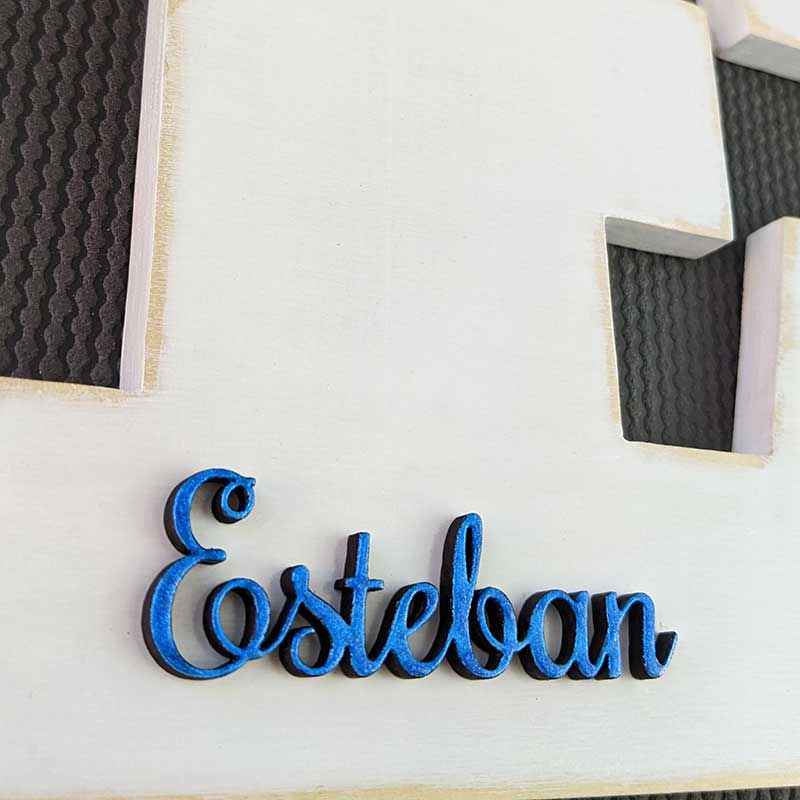 detalle de Letra E blanca personalizada con el nombre de esteban color azul en relieve