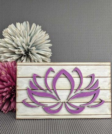 vistal frontal de cuadro rectangular blanco vintage con flor de loto malva en relieve
