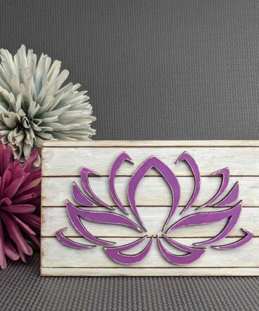 vista frontal de cuadro rectangular blanco vintage con flor de loto malva en relieve y en el centro