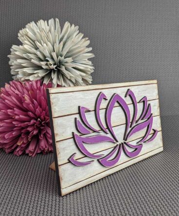 perspectiva de cuadro rectangular blanco vintage con flor de loto malva en relieve y en el centro