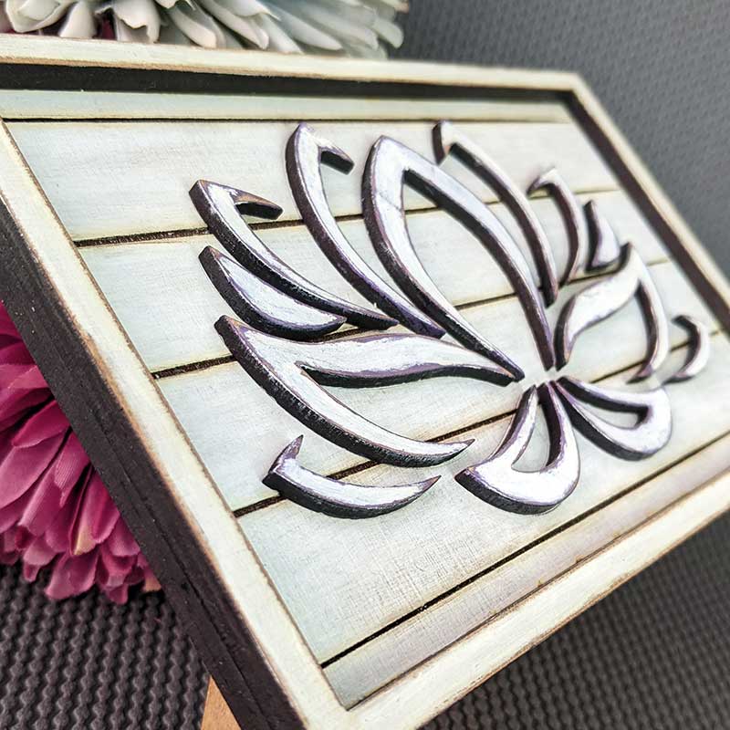 detalle de cuadro y marco rectangular con el centro de flor de loto, todo color blanco vintage