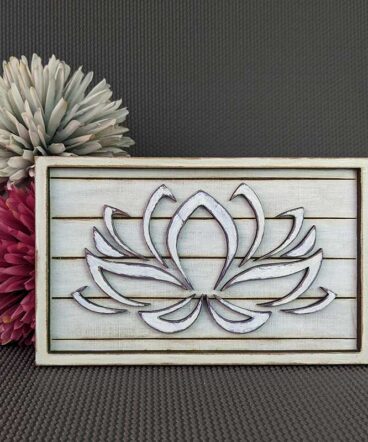 cuadro y marco rectangulares con flor de loto en el centro y en relieve, todo blanco vintage