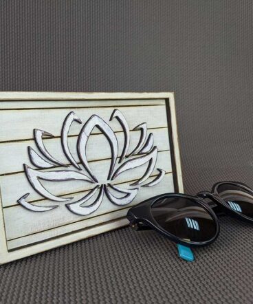 cuadro y marco rectangulares con flor de loto en el centro y en relieve, todo blanco vintage