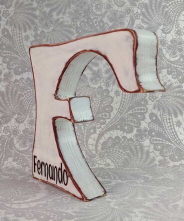letra F blanca con bordes y el nombre de Fernando pintados en burdeos