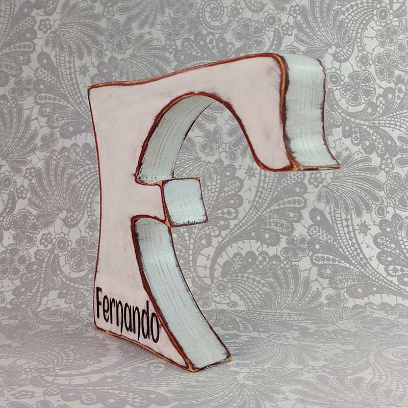 letra F blanca con bordes y el nombre de Fernando pintados en burdeos