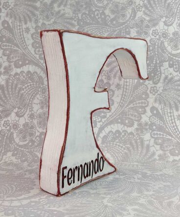 Lateral de Letra F color blanco con bordes y nombre Fernando grabado en burdeos