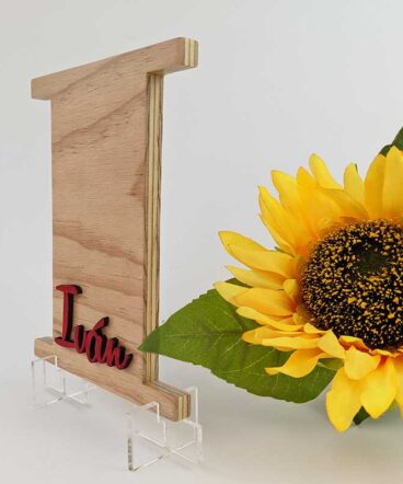 Letra I de madera natural personalizada con el nombre de Iván color rojo y en relieve pegado en la parte baja