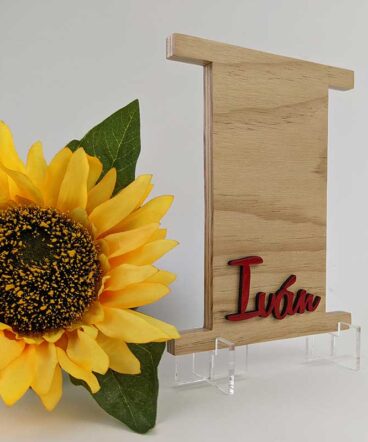 Letra I de madera natural personalizada con el nombre de Iván color rojo y en relieve
