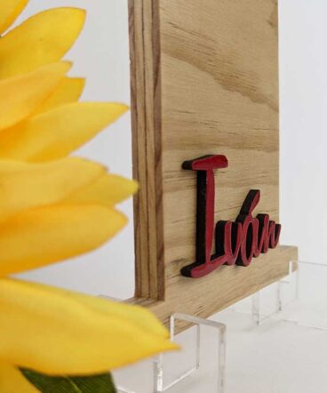 detalle de letra I de madera natural personalizada con el nombre de Iván color rojo y en relieve pegado en la parte baja de dicha letra