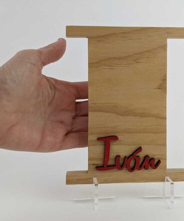 Letra I de madera natural personalizada con el nombre de Iván color rojo y en relieve en la parte baja de dicha letra