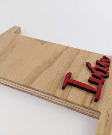 Letra I de madera natural personalizada con el nombre de Iván color rojo y en relieve pegado