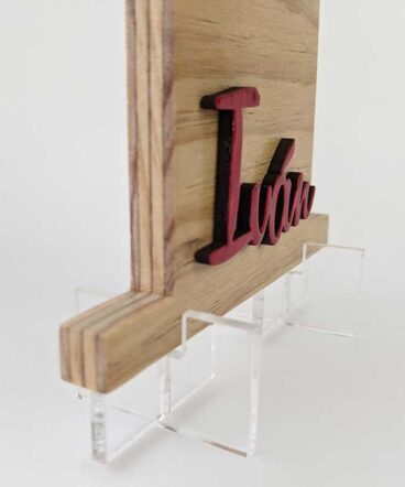 Letra I de madera natural personalizada con nombre Iván color rojo enlazado y en relieve pegado en la parte baja