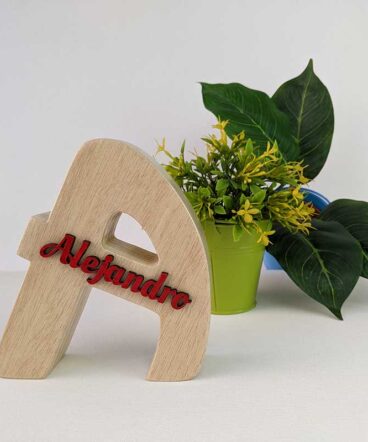 Letra A de madera natural personalizada con el nombre de Alejandro rojo y en relieve en el centro