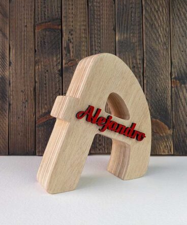 Letra A de madera natural personalizada con el nombre de Alejandro rojo y en relieve en el centro