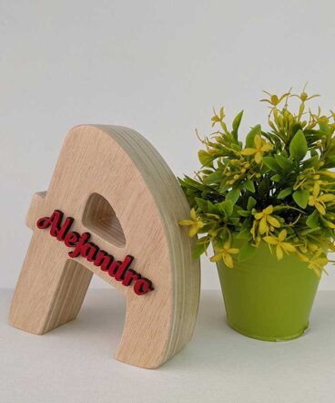 Letra A de madera natural personalizada con el nombre de Alejandro rojo y en relieve en el centro