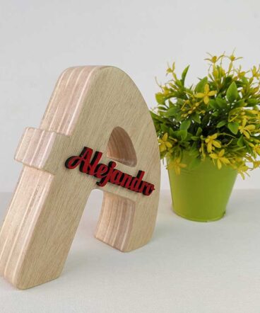 Letra A de madera natural personalizada con el nombre de Alejandro en relieve y rojo en el centro