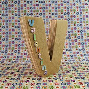 letra V de madera personalizada con el nombre de valentina en relieve y multicolor
