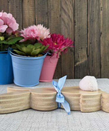 conejo de pascua visto de lado