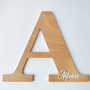 letra A de madera con el nombre de Alfonso en blanco y en relieve