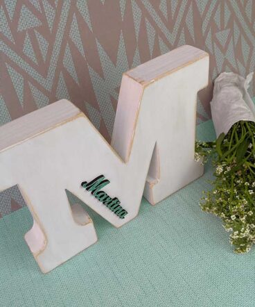 letra M blanca vista desde arriba personalizada con nombre en relieve color turquesa