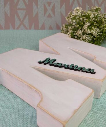 letra M blanca personalizada con el nombre de Martina en relieve color celeste