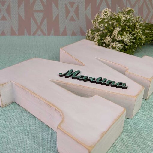 letra M blanca personalizada con el nombre de Martina en relieve color celeste