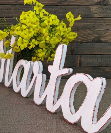 nombre Marta decorado blanco vintage con bodes rojizos