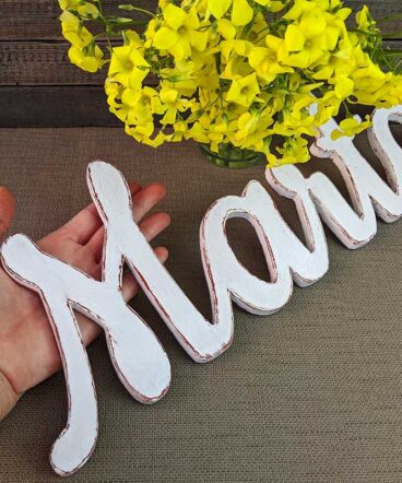 nombre marta decorado en blanco vintage con bordes rojizos