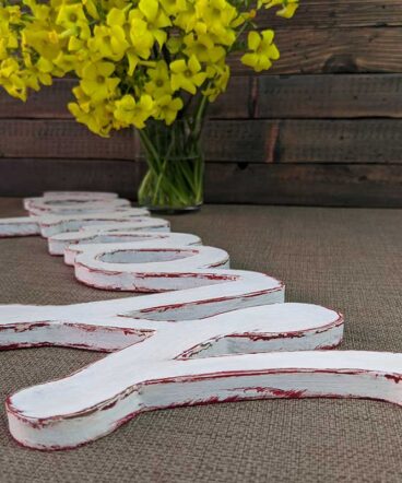 nombre marta decorado en blanco con bordes rojizos