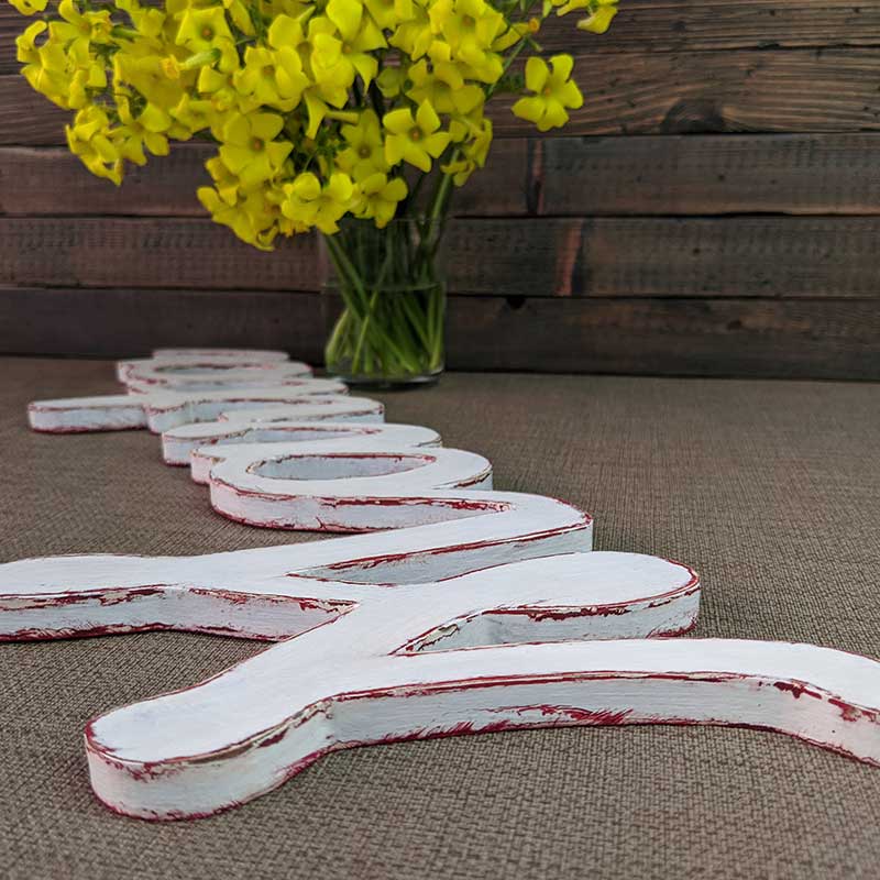 nombre marta decorado en blanco con bordes rojizos