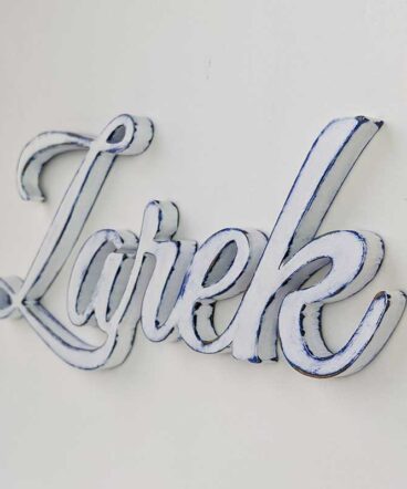 nombre zarek decorado blanco vintage con bordes azules