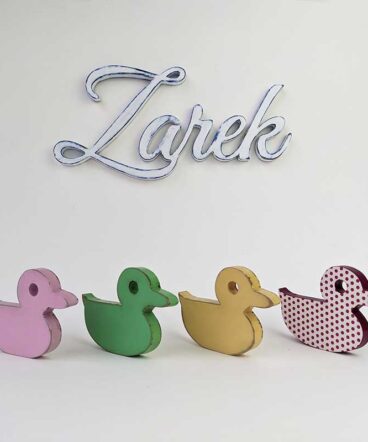 nombre zarek decorado blanco vintage con bordes azules