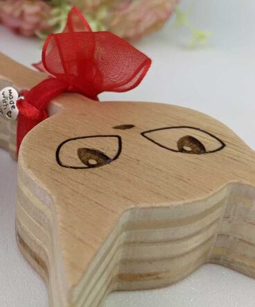 detalle de ojos grabados en silueta de gato de madera