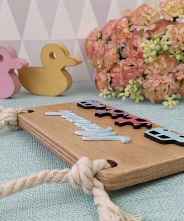 letrero de madera con el nombre de Manuel