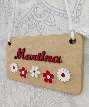 letrero personalizado con el nombre de martina en rojo