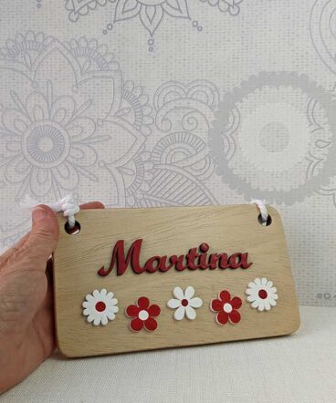 letrero personalizado con flores y nombre martina