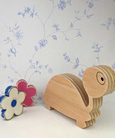 silueta de tortuga de madera